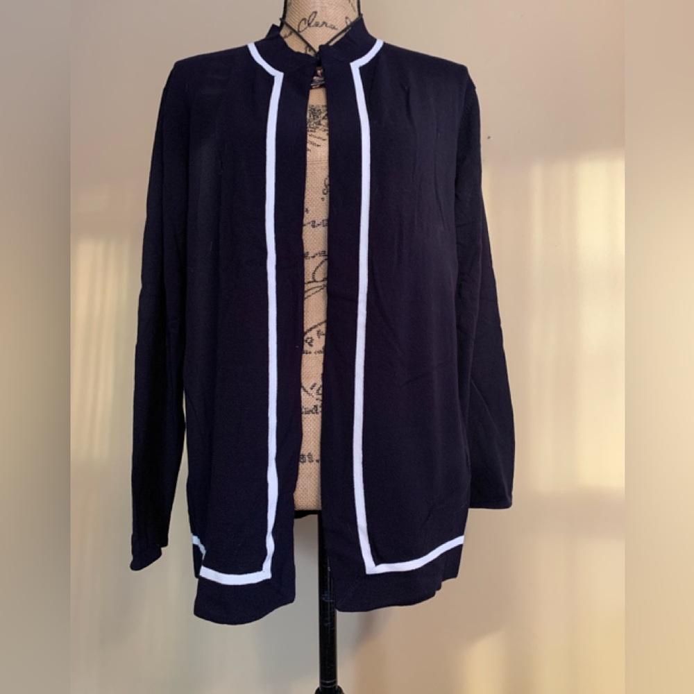 BLOOMINGDALES ladies deep navy 70% rayon 30% nylon cardigan size Medium NWOT - Picture 3 of 9